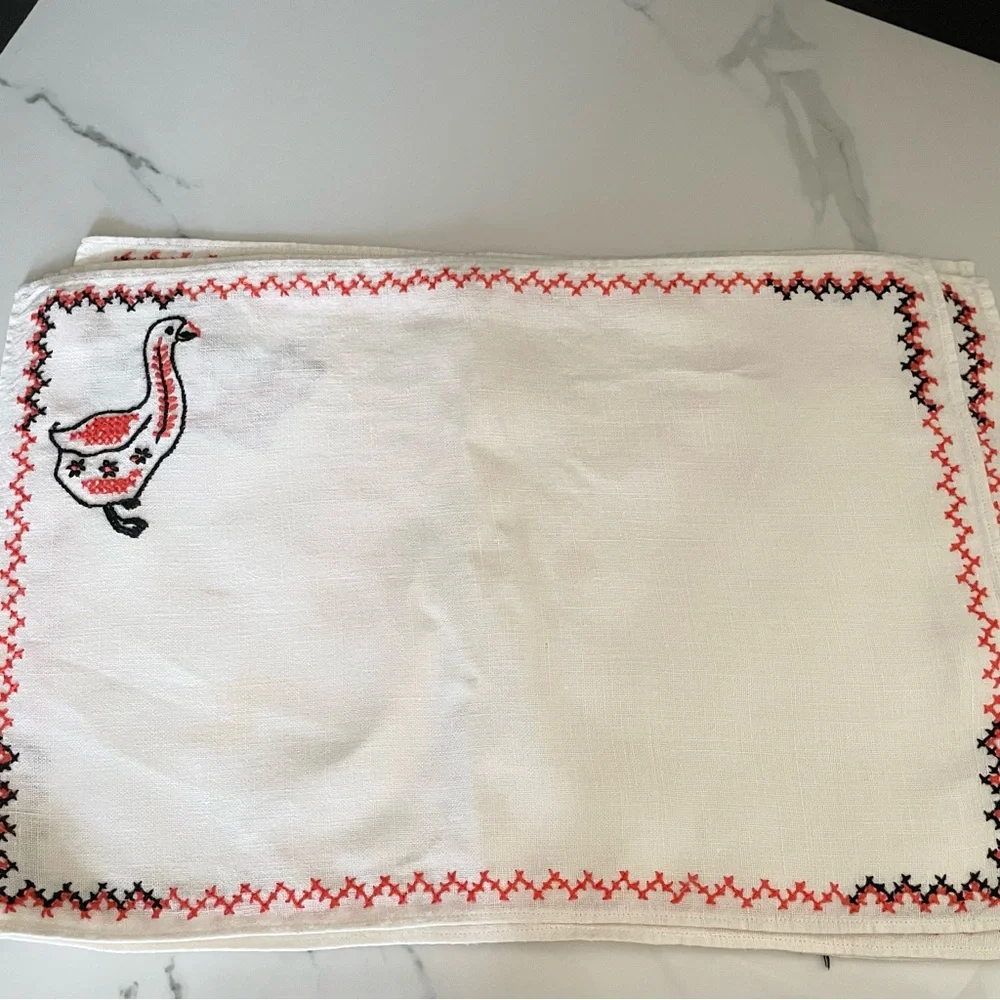8 Piece SET - Vintage Embroidered Animal Themed Placemats & Napkins